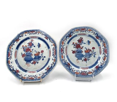 null Chine
Deux assiettes octogonales en porcelaine à décor polychrome des émaux...
