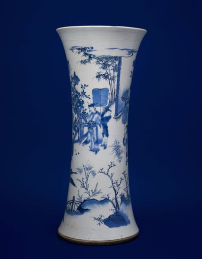 null CHINA
Large porcelain horn vase decorated in blue underglaze
of a dignitary...