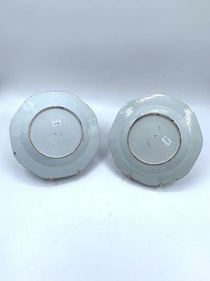 null Chine
Deux assiettes octogonales en porcelaine à décor polychrome des émaux...
