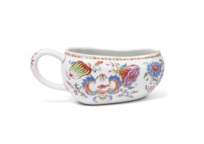Chine
Bourdaloue ovale en porcelaine à décor...