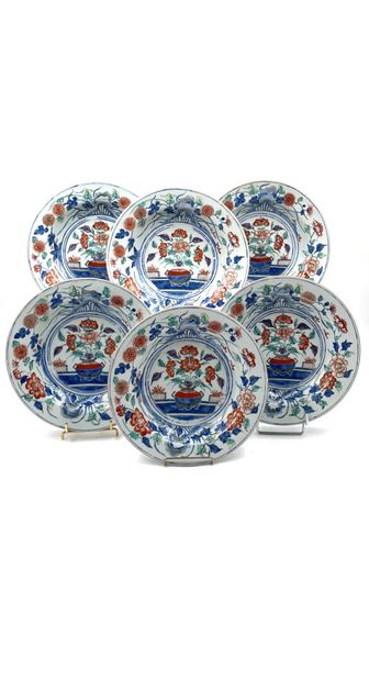 null Chine
Six assiettes creuses en porcelaine à décor polychrome dans le style des...
