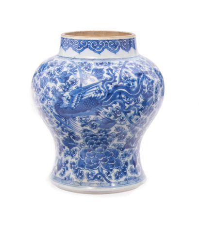 Chine
Vase de forme balustre en porcelaine...