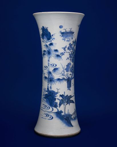 null CHINA
Large porcelain horn vase decorated in blue underglaze
of a dignitary...