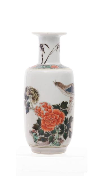 null Chine
Vase cylindrique en porcelaine à décor polychrome des émaux de la famille...