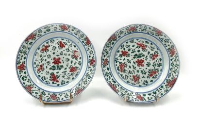 null Chine
Deux assiettes en porcelaine à décor polychrome des émaux de la famille...