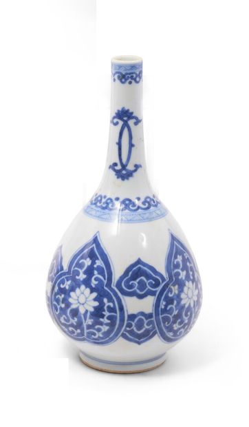 Chine
Vase en forme de bouteille en porcelaine...