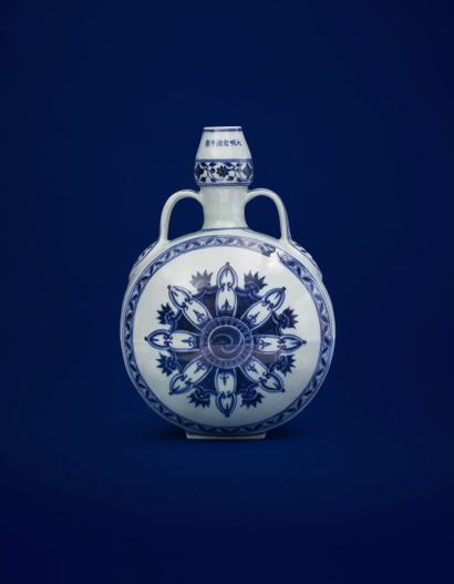 null Chine
Deux gourdes en porcelaine de forme circulaire à décor en bleu sous couverte...