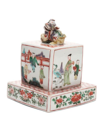 null Chine
Brûle-parfum de forme carré couvert en porcelaine à décor polychrome des...