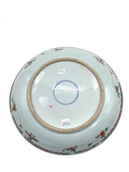 null Chine
Coupe circulaire en porcelaine à décor polychrome des émaux de la famille...