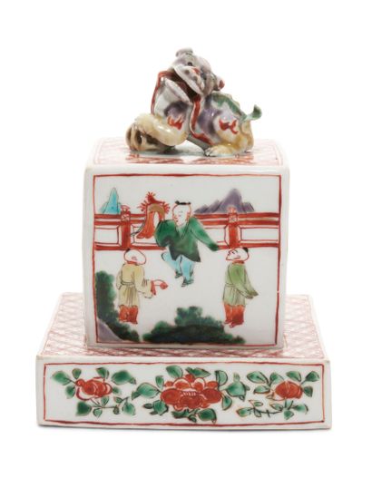 null Chine
Brûle-parfum de forme carré couvert en porcelaine à décor polychrome des...