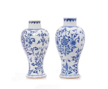 Chine
Deux vases de forme balustre en porcelaine...