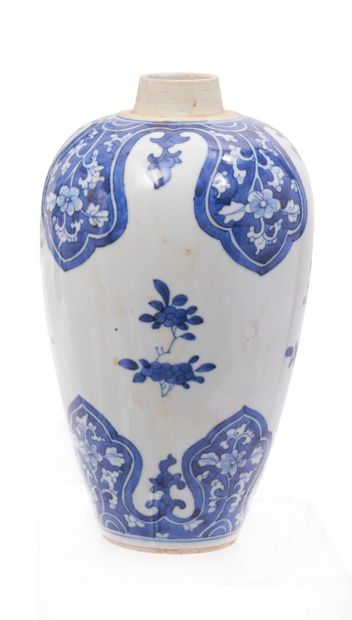 CHINE 
Vase blanc bleu à décor de fleurs...