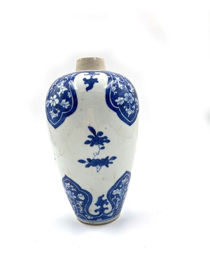 null CHINE 
Vase blanc bleu à décor de fleurs 
Hauteur: 24 cm
