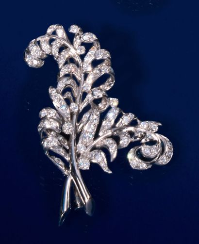 null Brooch in 750 thousandths white gold and 850 thousandths platinum featuring...