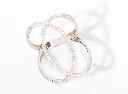 null DJULA
Ring in 750 thousandths white gold, the openwork center decorated with...