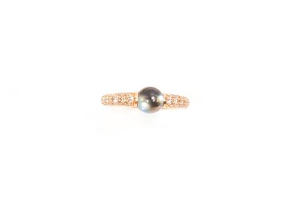 null POMELLATO
Ring in 750 thousandths pink gold, the center set with a cabochon-shaped...
