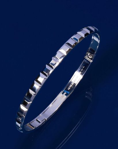null BOUCHERON, "CLOU DE PARIS" model, T.17
Rigid, opening bracelet in 750 thousandths...
