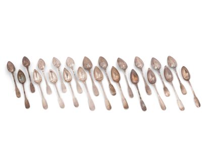 null Twenty-two small spoons in 800 and 950 thousandths silver, some monogrammed.
19th...