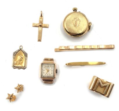 null Lot in yellow gold 750 thousandths comprising a tie pin, two watches, pendants,...