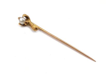 null Tie pin in 750 thousandths yellow gold, the end decorated with claws holding...