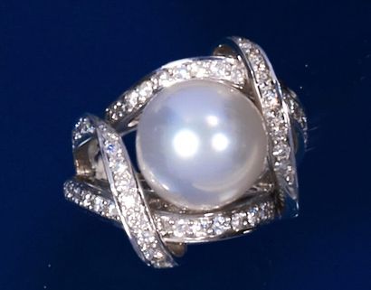 null 750 thousandths white gold ring set with a cultured pearl in a moving surround...
