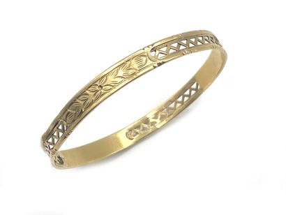null Rigid bracelet in 750 thousandths yellow gold, openwork and engraved with foliage.
(Wear...