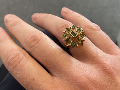 null Ring in 585 thousandths yellow gold, the center decorated with a flower, partially...
