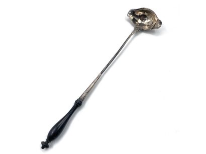 null Punch spoon in 950 thousandths silver, twisted handle and blackened wood.
Minerve,...