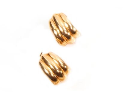null Pair of earrings in 750 thousandths yellow gold, each engraved with gadroons....