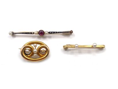 null Set of three brooches in 750 thousandth yellow gold, each set with small cultured...