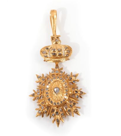 null Pendant in yellow gold 750 thousandths with a radiating design surmounted by...