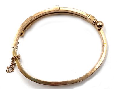 null Rigid, opening bracelet in yellow gold 750 thousandths, the center adorned with...