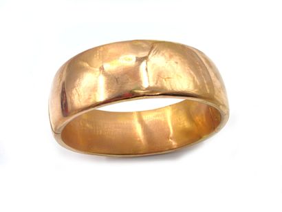 null Rigid, opening bracelet in plain 750 thousandths yellow gold.
(Dents and accidents)
Inside...