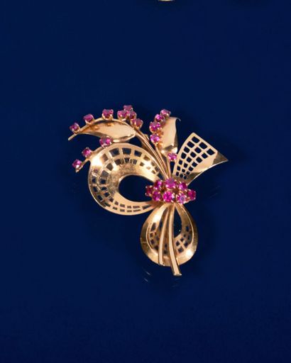 null Brooch in 750 thousandths yellow gold with foliate decoration partially set...