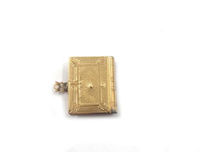 null Lot in 750 thousandths gold comprising :
- a round pendant with openwork and...