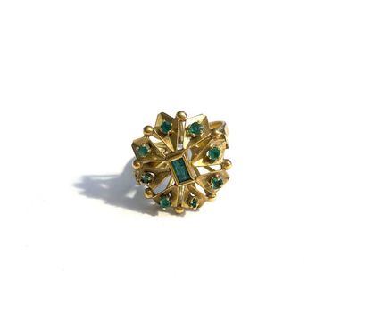 null Ring in 585 thousandths yellow gold, the center decorated with a flower, partially...