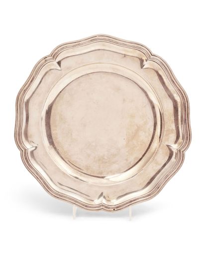 null Round dish in plain silver, 950 thousandths, filets-contours pattern.
Goldsmith...