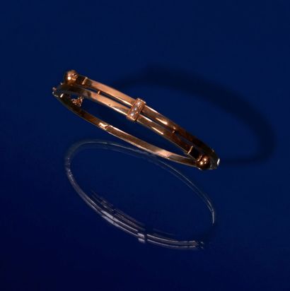 null Bracelet rigide et ouvrant en or jaune 750 millièmes, le centre orné de petites...