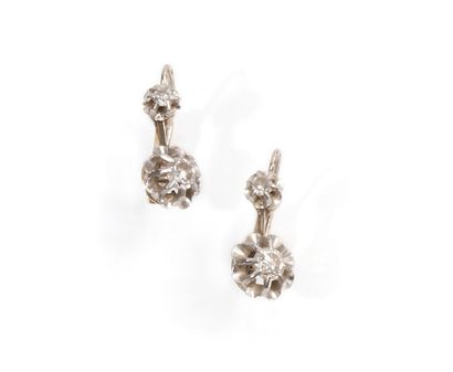null Pair of earrings in 750 thousandths white gold and 850 thousandths platinum,...