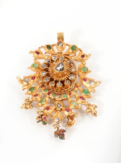 null Brooch forming a pendant in 750 thousandths yellow gold decorated with stylized...