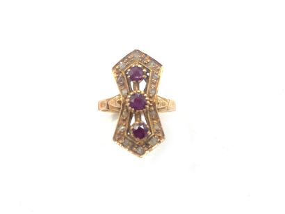null Ring in yellow gold 750 thousandths, set in the center with three garnets in...