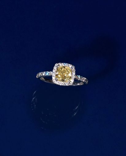 null Bague en or gris 750 millièmes, le centre orné d'un diamant de forme radiant...