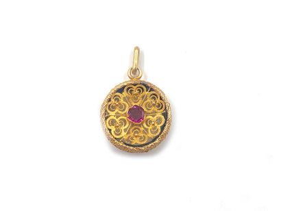 null Lot in 750 thousandths gold comprising :
- a round pendant with openwork and...