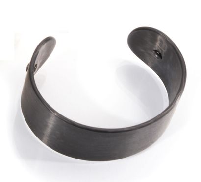 null DINH VAN
Rigid, open cuff bracelet in carbon, the ends adorned with fancy black...