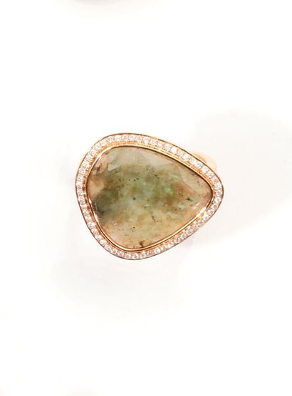 null DJULA
Ring in 750 thousandths pink gold, the center adorned with labradorite...