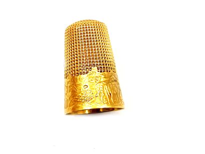 null Engraved 750 thousandths yellow gold thimble. 
Gross weight: 7.4 g
(Wear)
