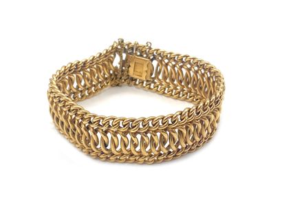 null Articulated bracelet in yellow gold 750 thousandths, the links openwork interlaced.
(Damage...