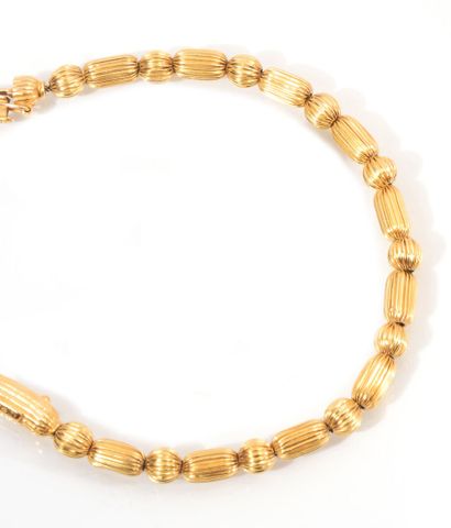 null LALAOUNIS
Bracelet articulé en or jaune 750 millièmes, les maillons de forme...
