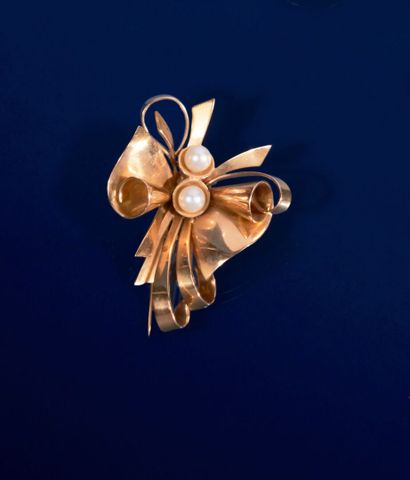 null 750 thousandth yellow gold lapel clip featuring a knot, the center adorned with...