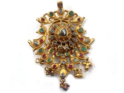 null Brooch forming a pendant in 750 thousandths yellow gold decorated with stylized...